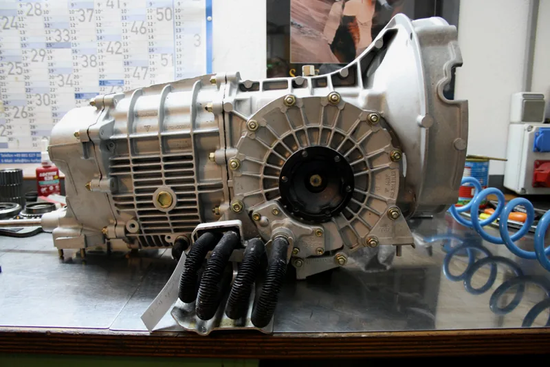 Motor und Getriebe eines klassischen Porsche